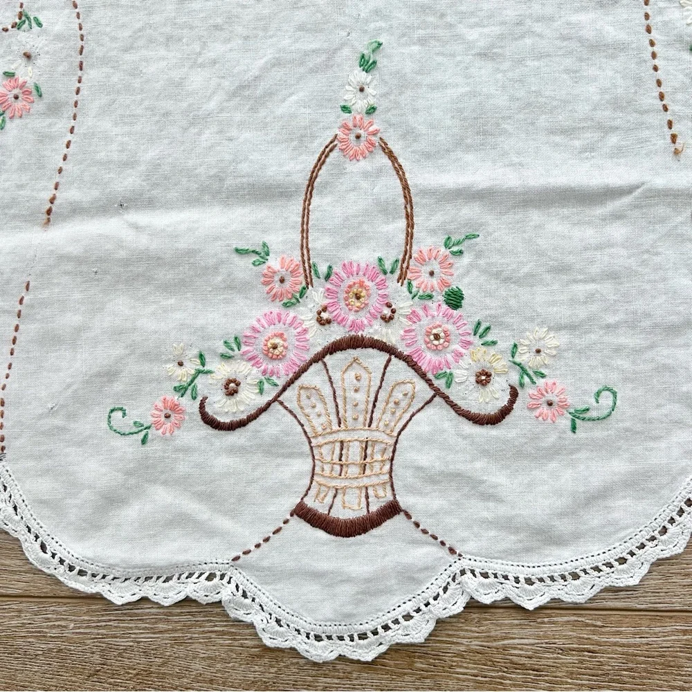 Vintage‎ Embroidery Table Runner Dresser Scarf White Floral Design Soft Romantic
